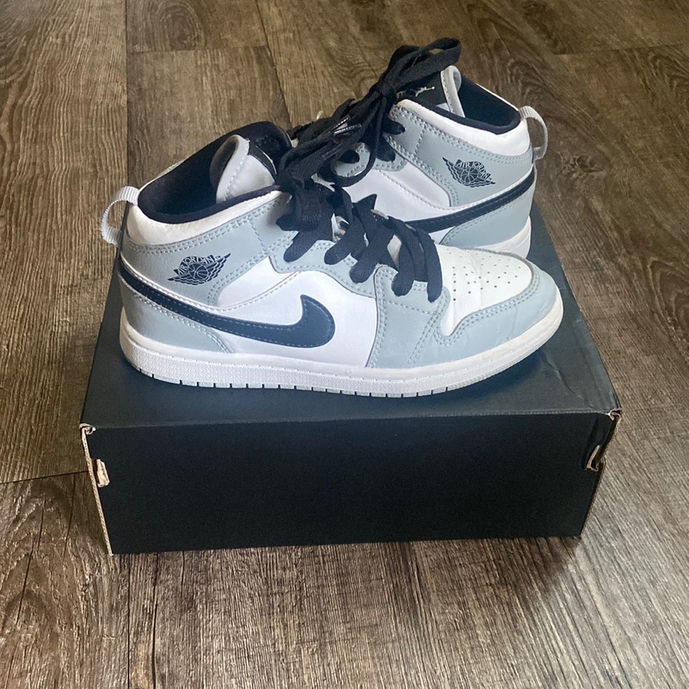 Authentic 2020
Air Jordan 1 Mid GS 'Light Smoke Grey' Pre Loved 🩶 🖤 🤍